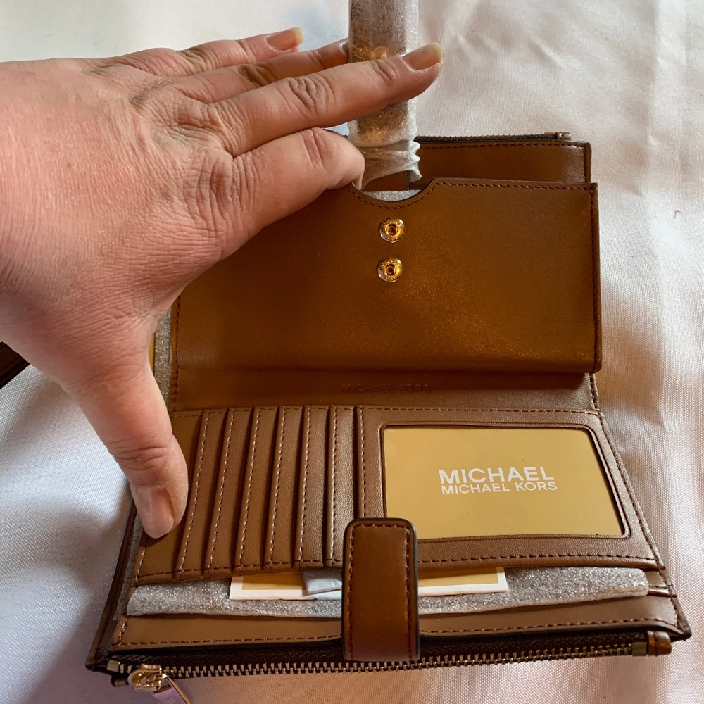 🎉Host Pick🎉 NWT. Michael Kors Brown with Gold Accents Wallet Wristlet! - Picture 7 of 12